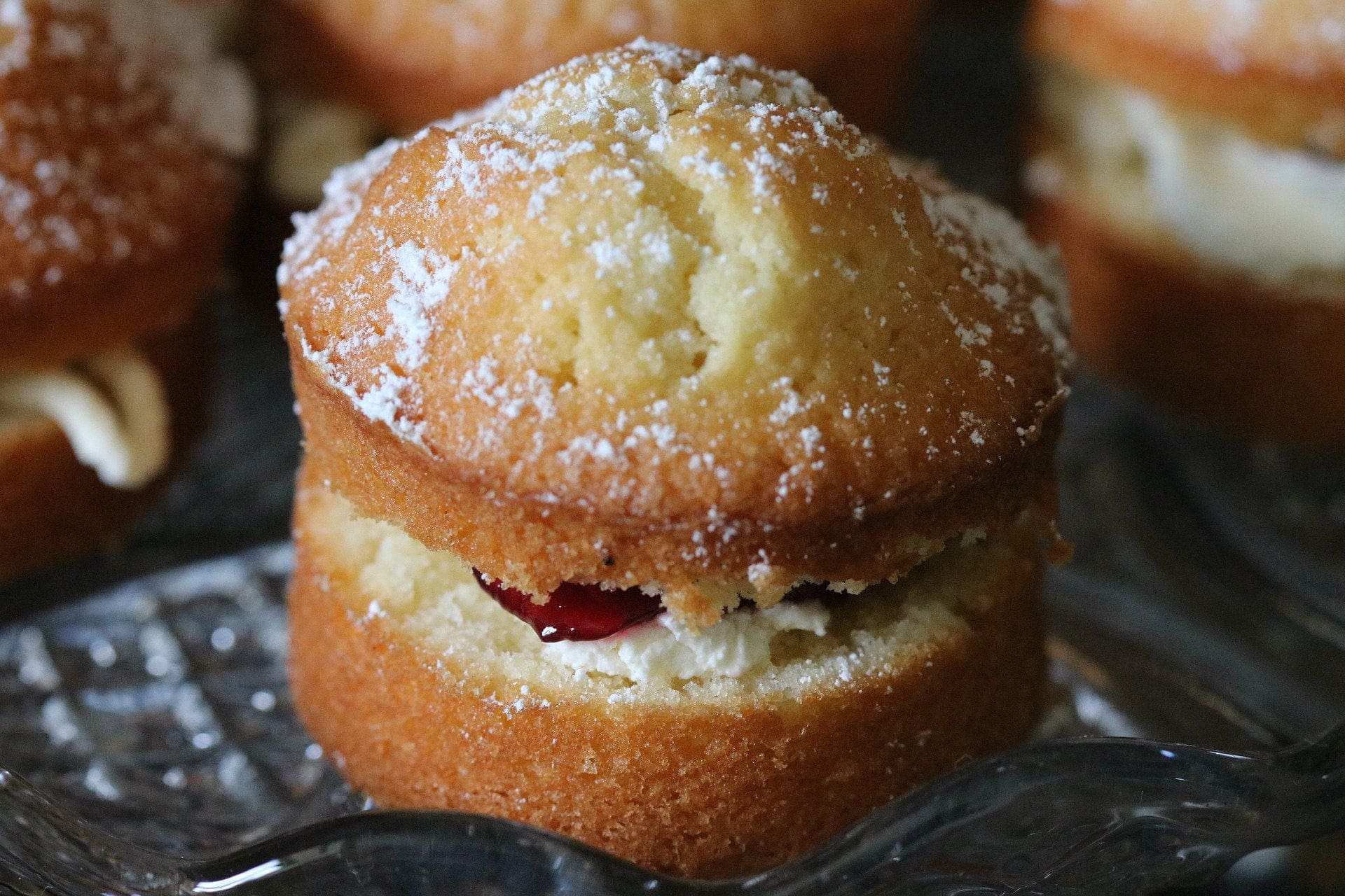 Small Victoria Sponges - TheRecipe.Website