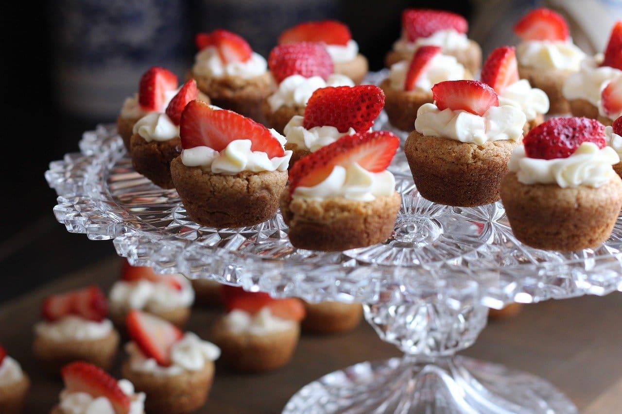 Strawberry and Cream Cupcakes Recipe - TheRecipe.Website