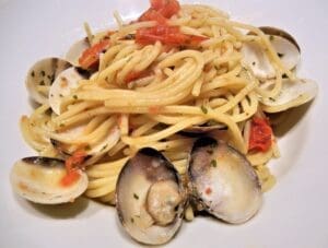 Spaghetti with Clams and Tomatoes Recipe - TheRecipe.Website