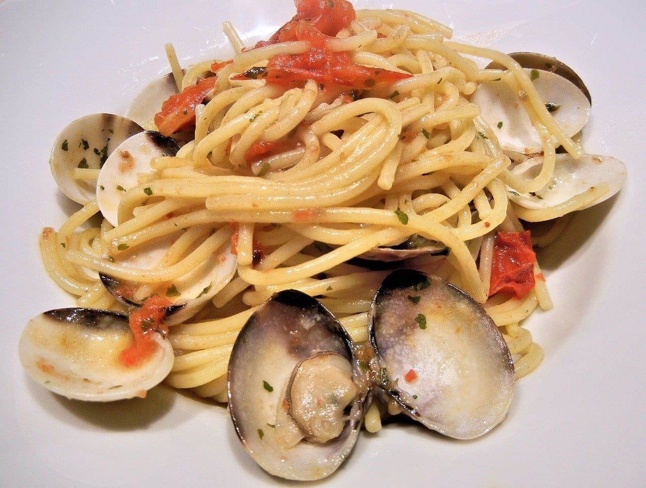 Spaghetti with Clams and Tomatoes Recipe - TheRecipe.Website