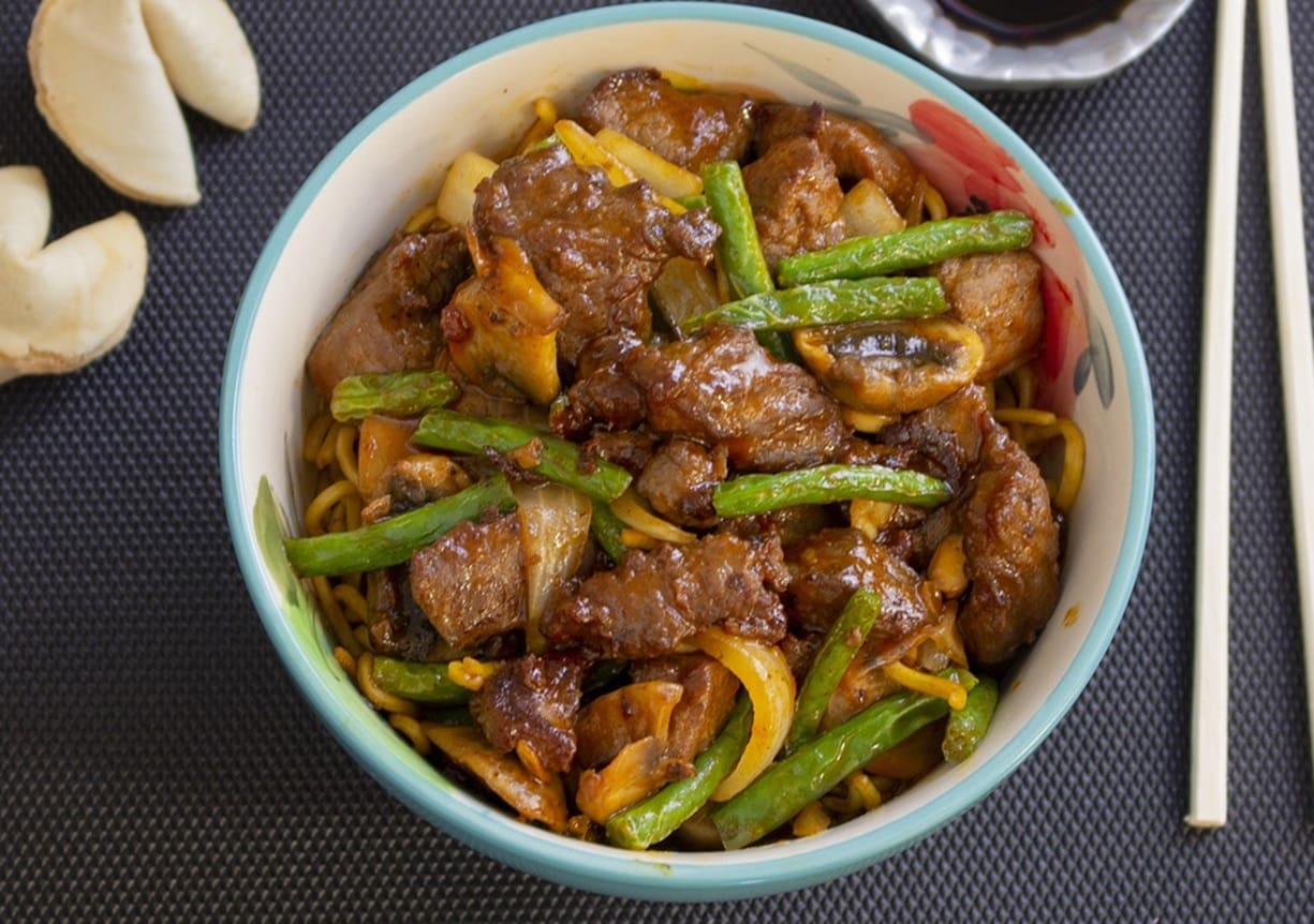 Beef with Peppers, Green Beans, and Egg Noodles Recipe - TheRecipe.Website