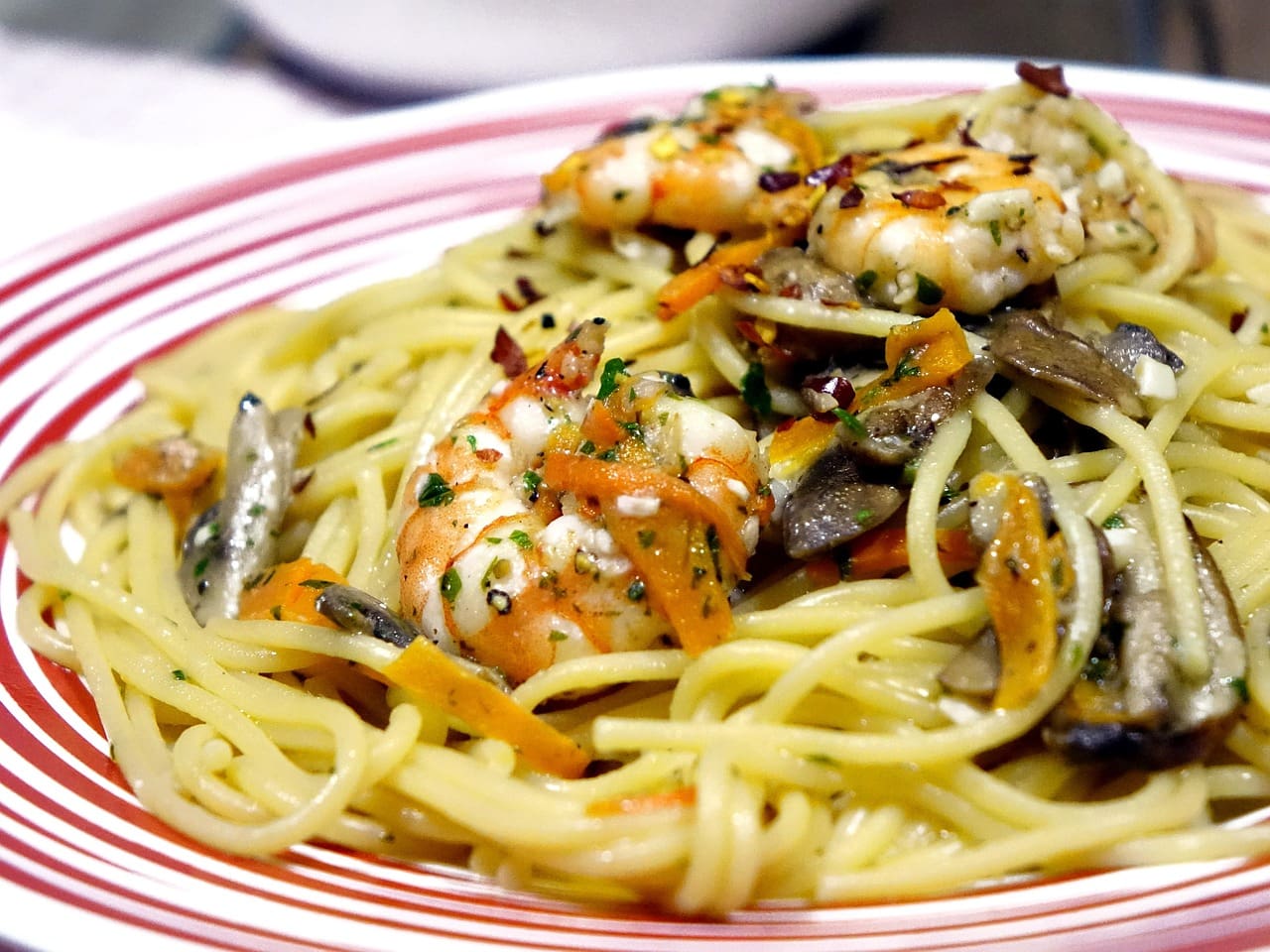 Spaghetti Aglio with Mushooms and Prawns Recipe - TheRecipe.Website